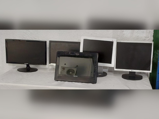 Lote contendo 5 monitores das marcas Samsung, Positivo e LG.