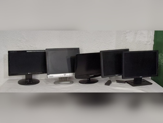 Lote contendo 5 monitores das marcas LG, AOC, Samsung e Dell.