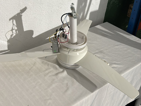 Lote contendo 2 ventiladores de teto, ambos 220V, acompanhados de controle remoto.