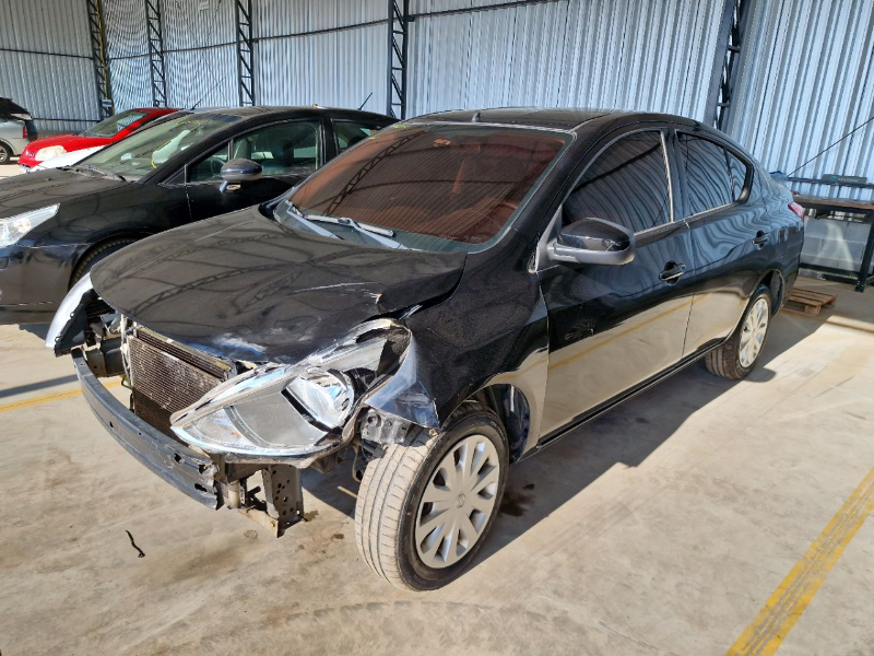 Nissan Versa - Foto 1