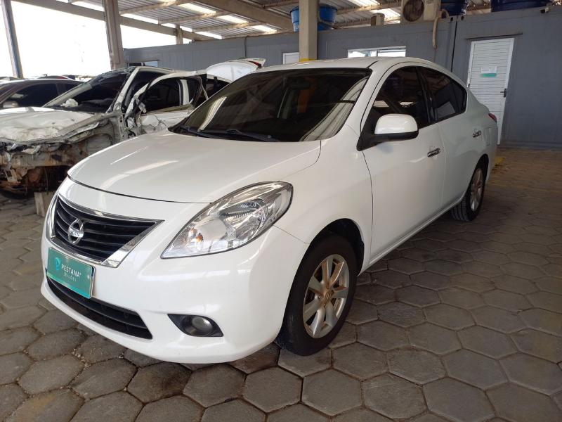 Nissan Versa 2014 em leilão