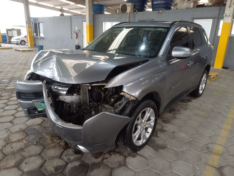 Mitsubishi Outlander 2014 em leilão