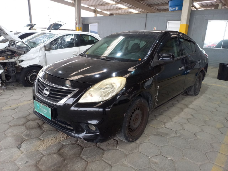 Nissan Versa 2014 em leilão