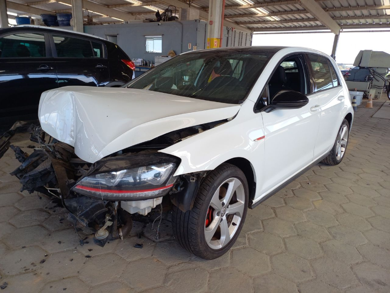 Volkswagen Golf 2015 em leilão