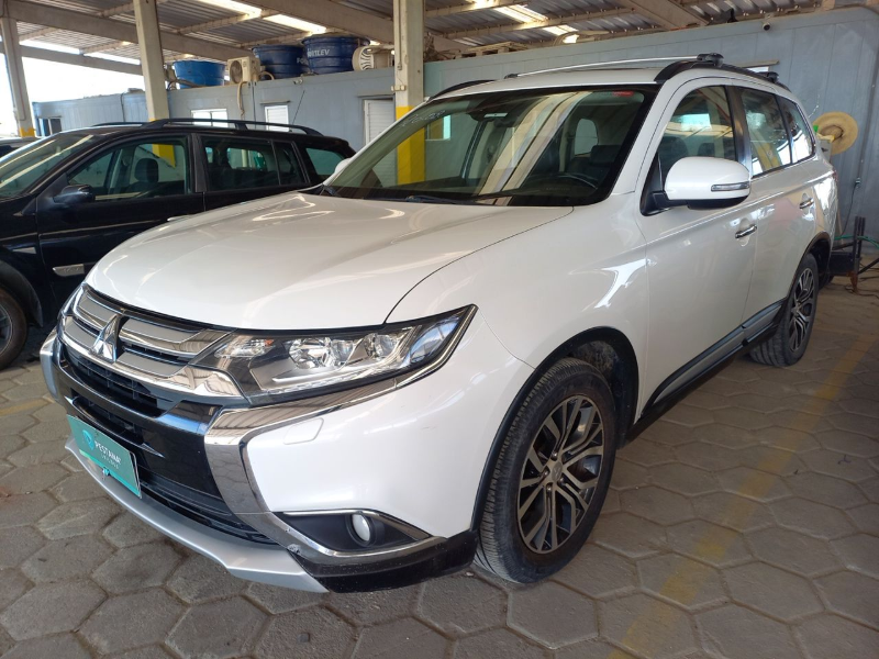 Mitsubishi Outlander 2016 em leilão