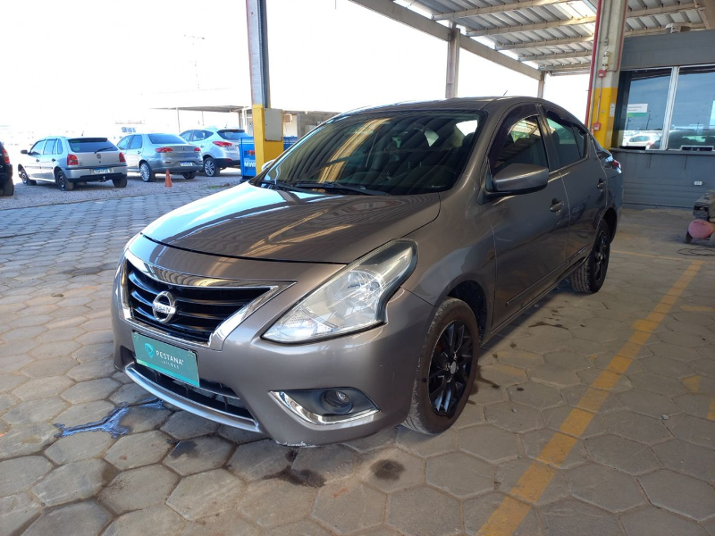 Nissan Versa 2016 em leilão