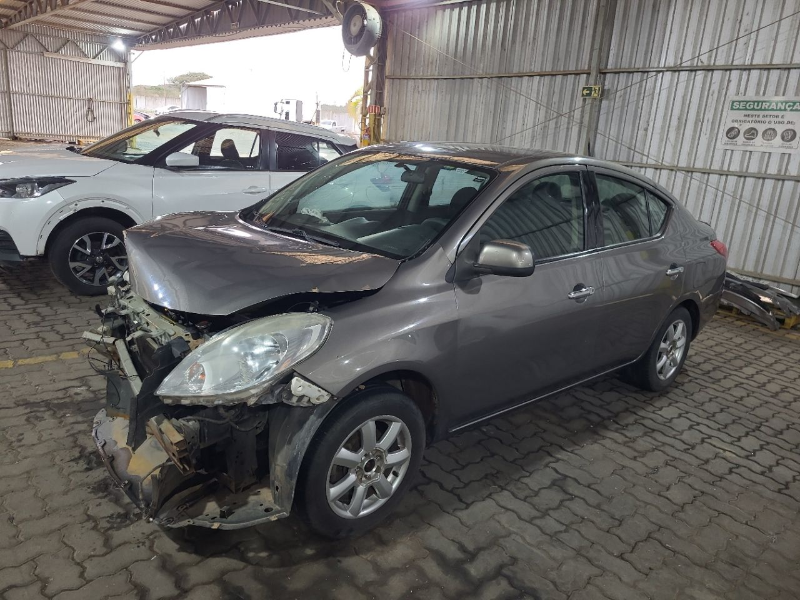 Nissan Versa 2014 em leilão