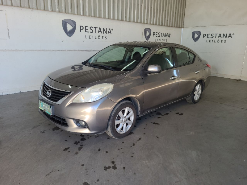 Nissan Versa 2014 em leilão