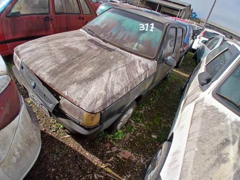 Fiat Uno 2002 em leilão