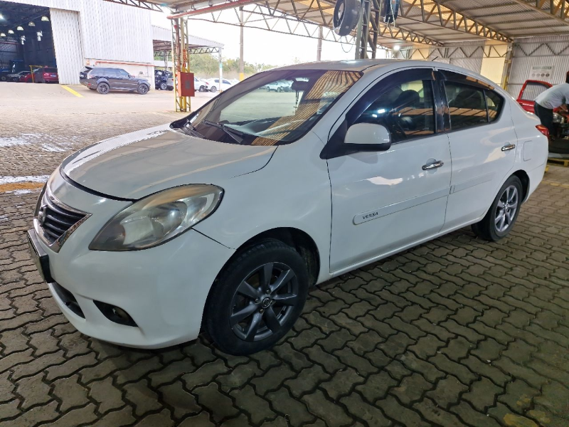 Nissan Versa 2014 em leilão
