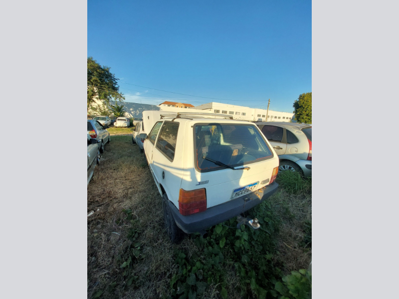 Fiat Uno 2002 em leilão