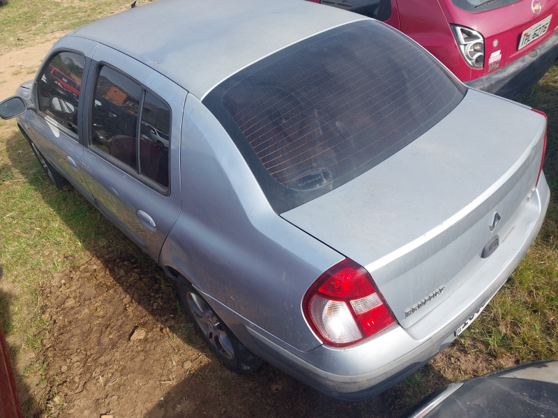 Renault Clio 2006 em leilão