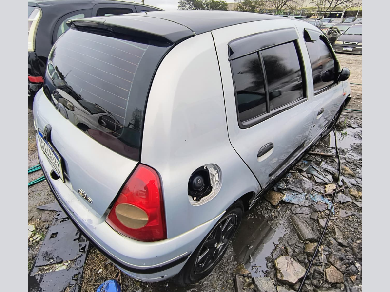 Renault Clio 2002 em leilão