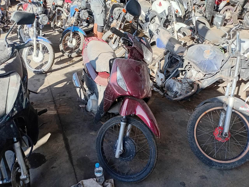 Honda Biz 2006 em leilão