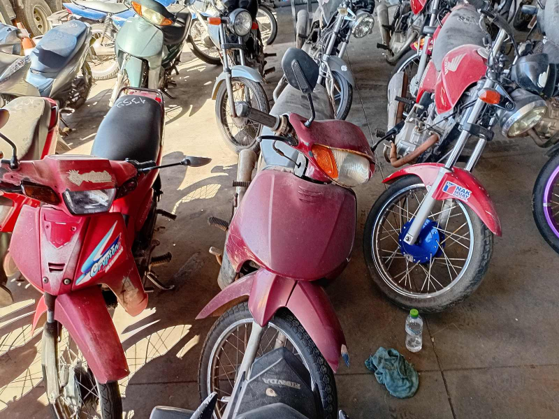 Honda C100 2005 em leilão