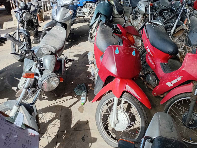 Honda C100 2005 em leilão