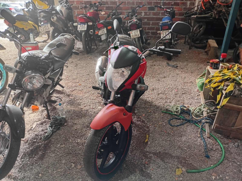 Honda CB 2012 em leilão