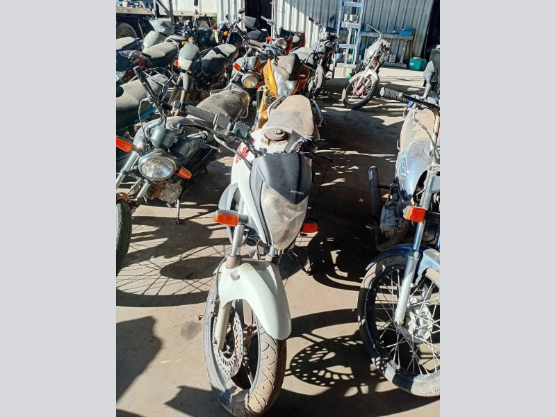 Honda CB 2012 em leilão