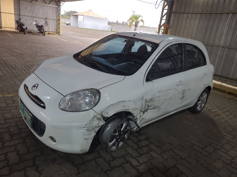 Nissan March 2014 em leilão