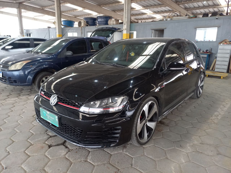 Volkswagen Golf 2015 em leilão