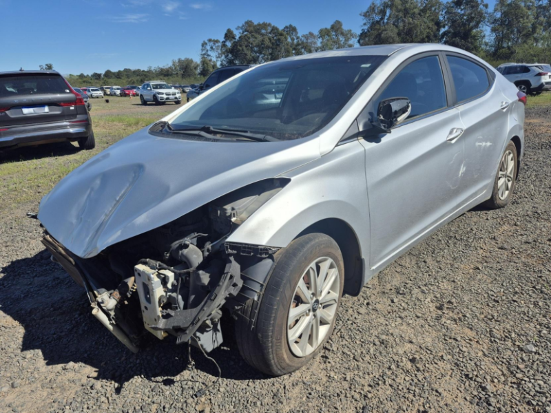 Hyundai Elantra 2015 em leilão