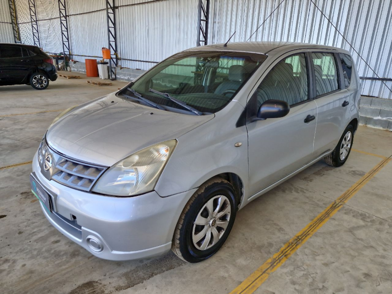 Nissan Livina 2012 em leilão