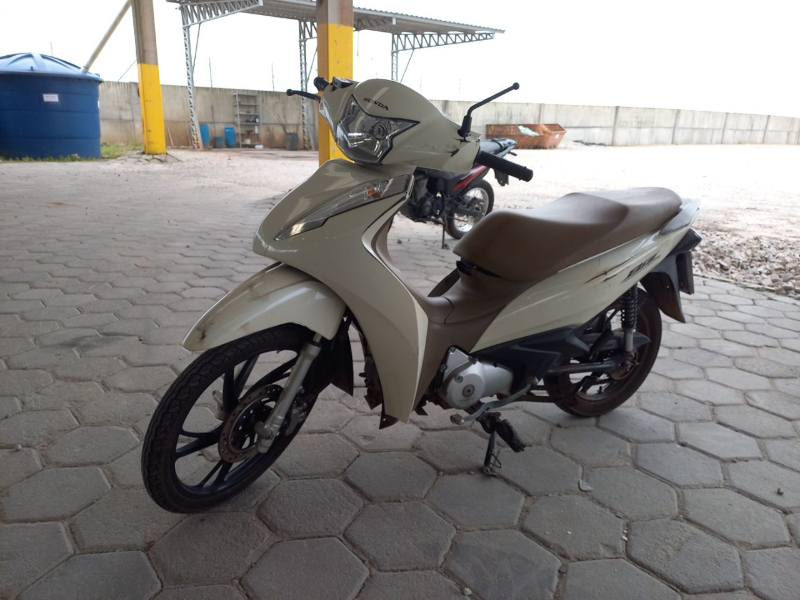Honda Biz 2023 em leilão