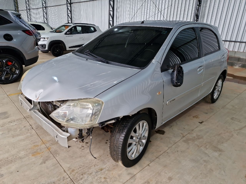 Toyota Etios 2013 em leilão — SP