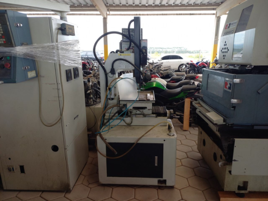Lote contendo: Um maquinário de usinagem para eletroerosão corte e fio, marca Resitron, modelo RTW450, ano 2012, número de série 10536 e um maquinário de furação rápida, marca Resitron, Modelo RTW-3 EASY DRILL, ano 2012, número de série 10433.
