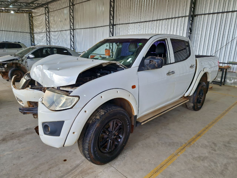 Mitsubishi L200 2015 em leilão