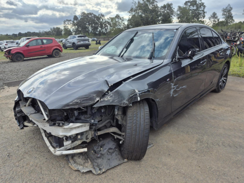 BMW 320i 2021 em leilão