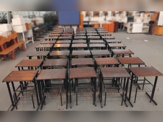 Lote contendo sucatas de 50 estruturas de cadeiras e 50 classes