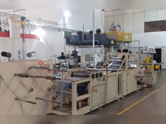 Conjunto de máquinas para fabricação de filmes de embalagens, composto por rotuladeira, picotadeira, rebobinadeira e impressora flexográfica.