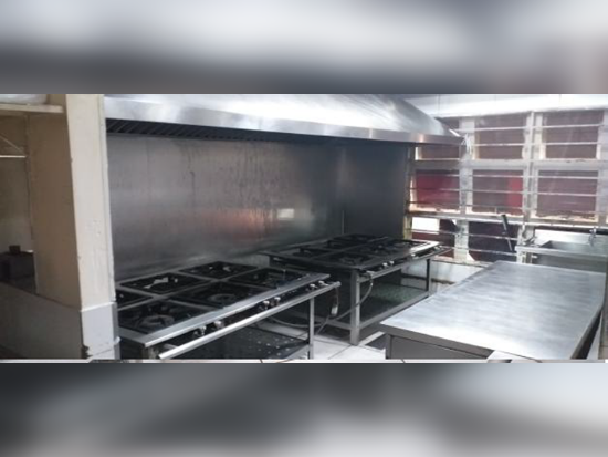 09 (nove) equipamentos de cozinha industrial, incluindo coifas, balcões frigoríficos, fogão industrial, exaustores, entre outros.